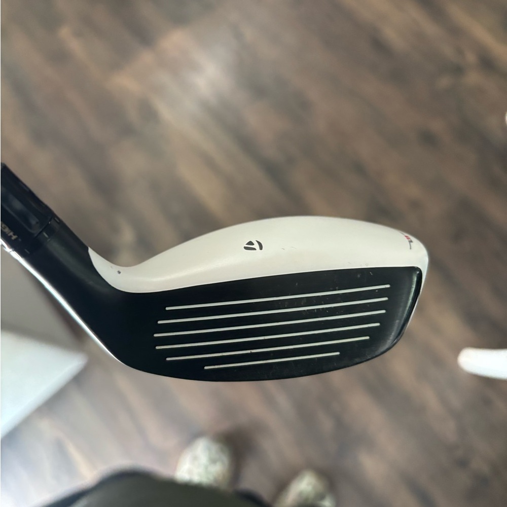 Left Handed Taylormade Rescue Club - Picture 2 of 5